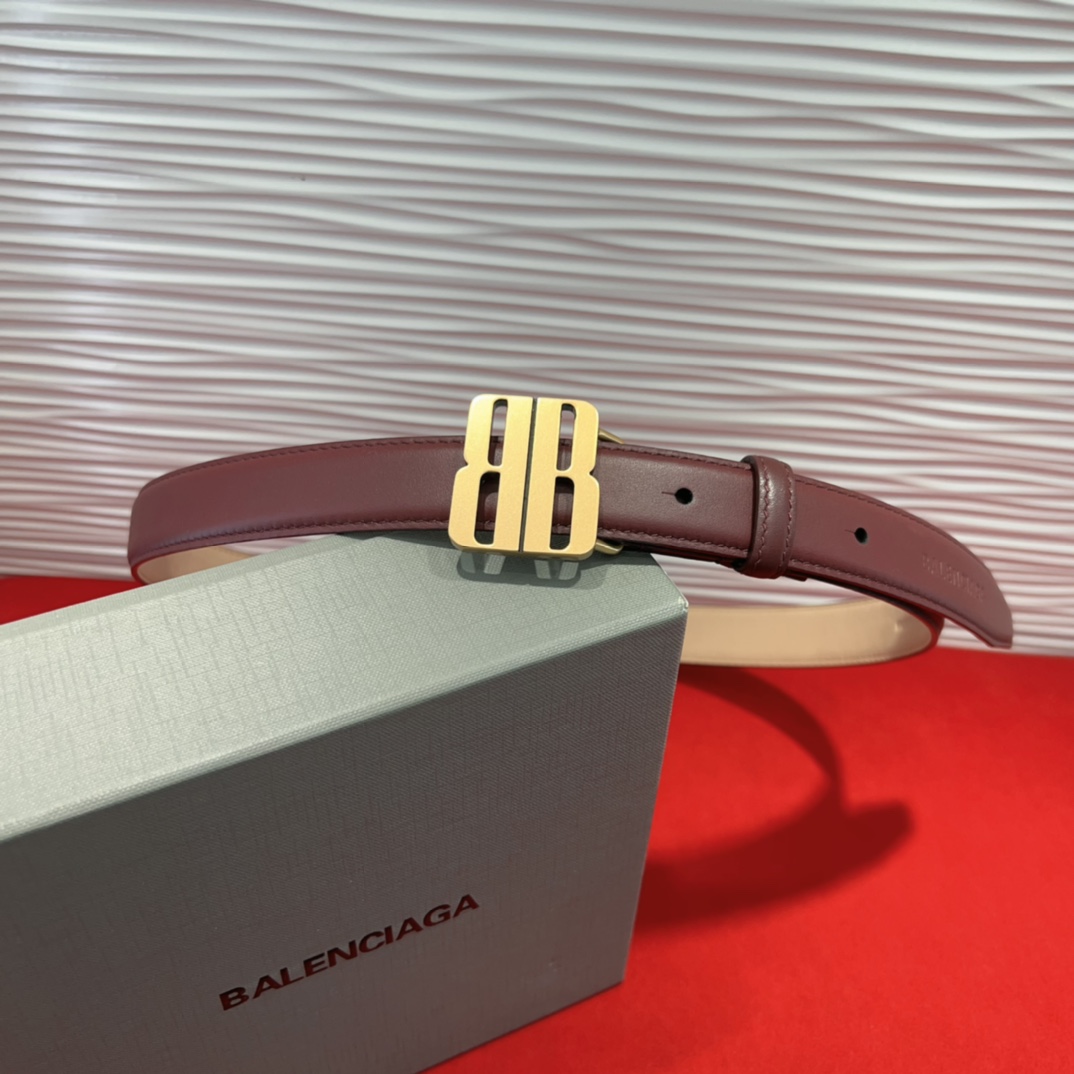 （Balenciaga）宽度2.5cm 是法国的奢侈品牌，作为时尚界最具影响力品牌之一的地位。设计师源于