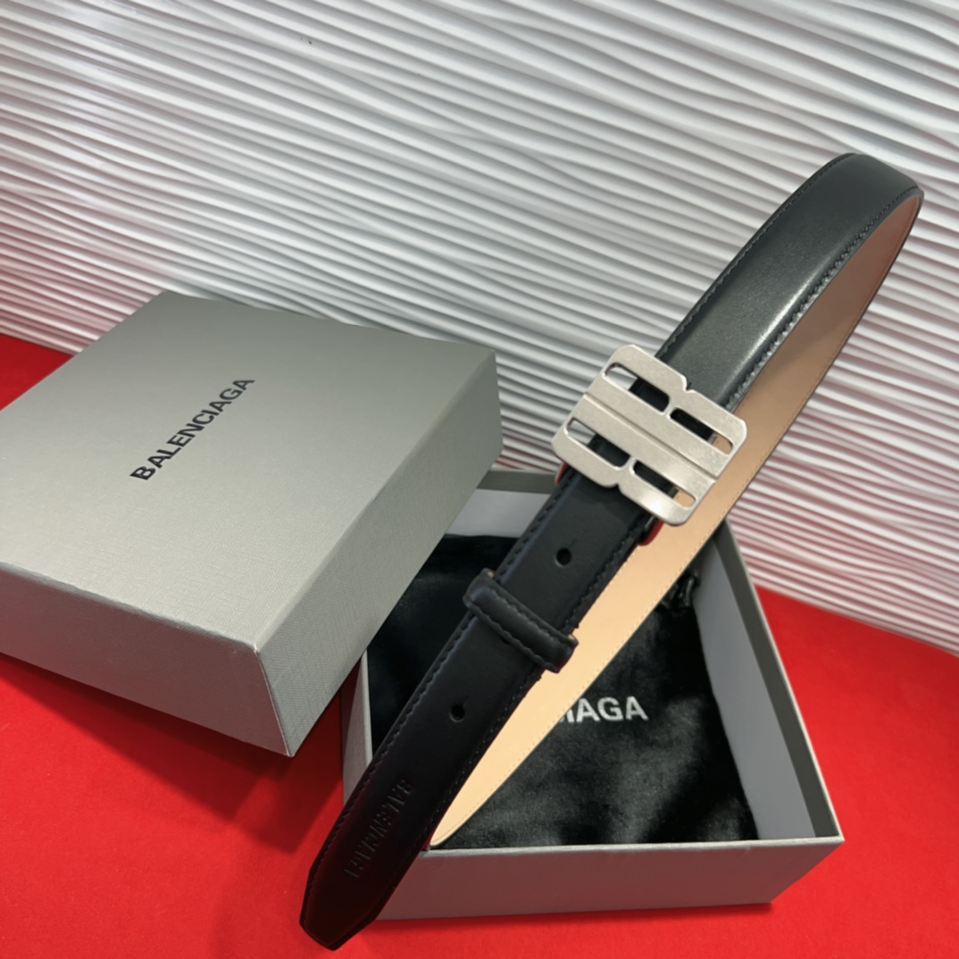 （Balenciaga）宽度2.5cm 是法国的奢侈品牌，作为时尚界最具影响力品牌之一的地位。设计师源于