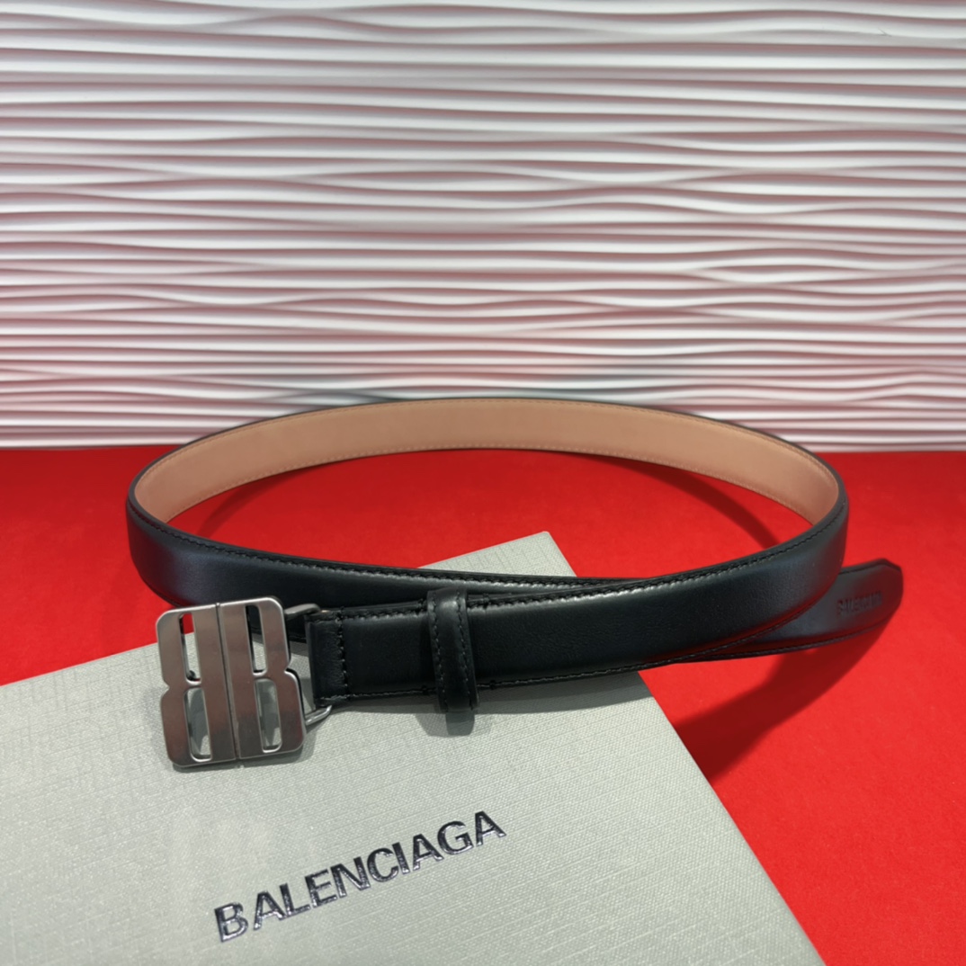 （Balenciaga）宽度2.5cm 是法国的奢侈品牌，作为时尚界最具影响力品牌之一的地位。设计师源于