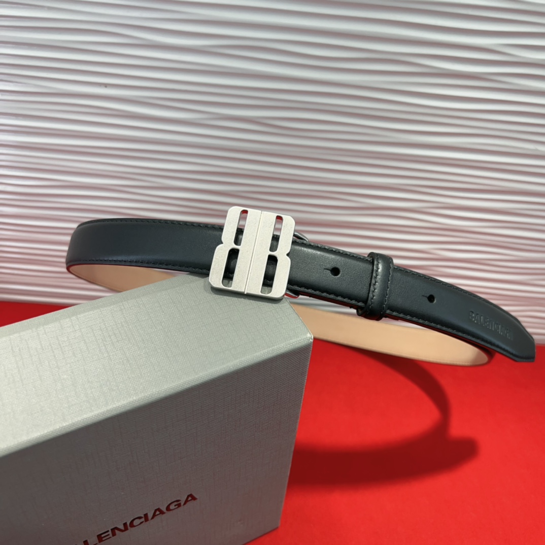 （Balenciaga）宽度2.5cm 是法国的奢侈品牌，作为时尚界最具影响力品牌之一的地位。设计师源于