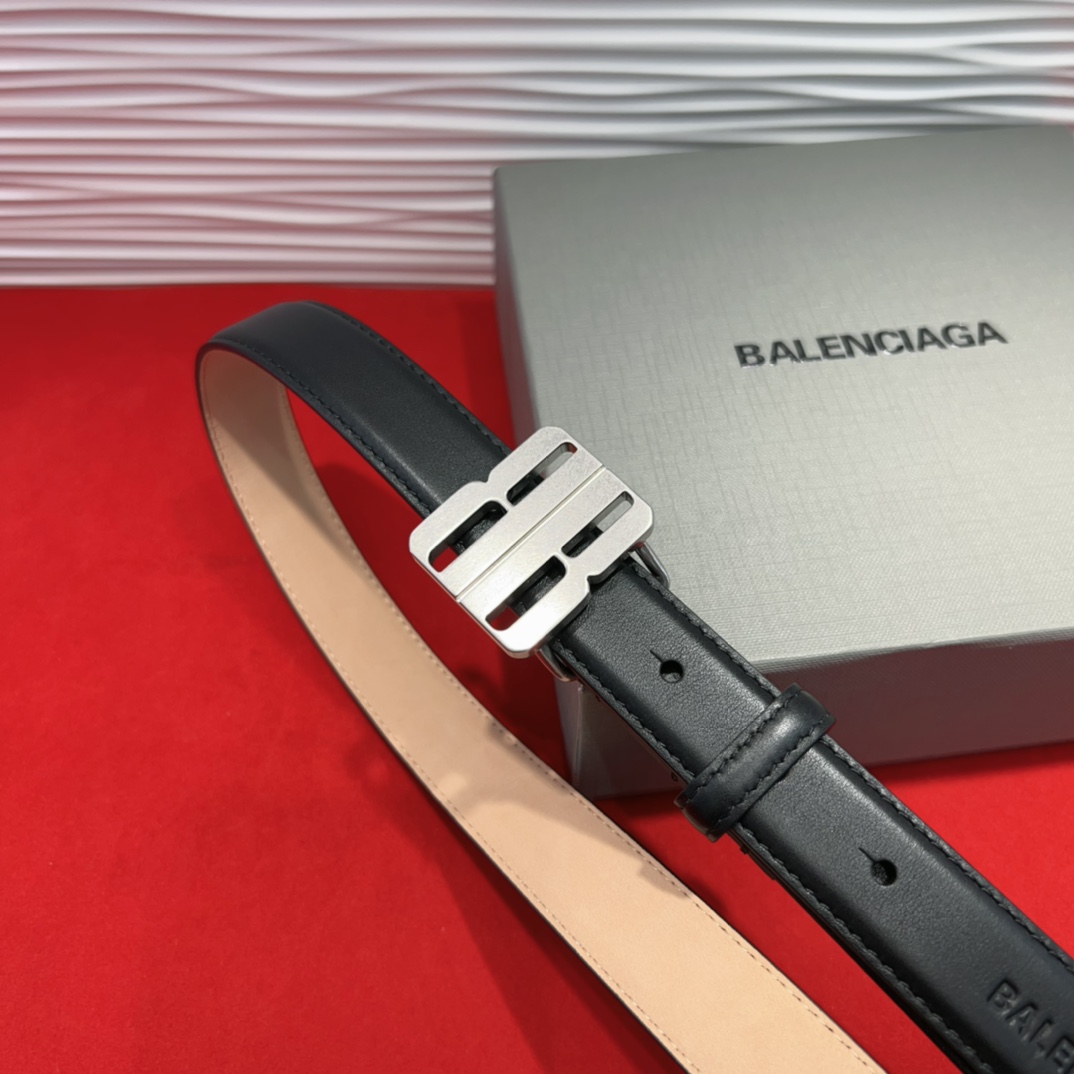 （Balenciaga）宽度2.5cm 是法国的奢侈品牌，作为时尚界最具影响力品牌之一的地位。设计师源于