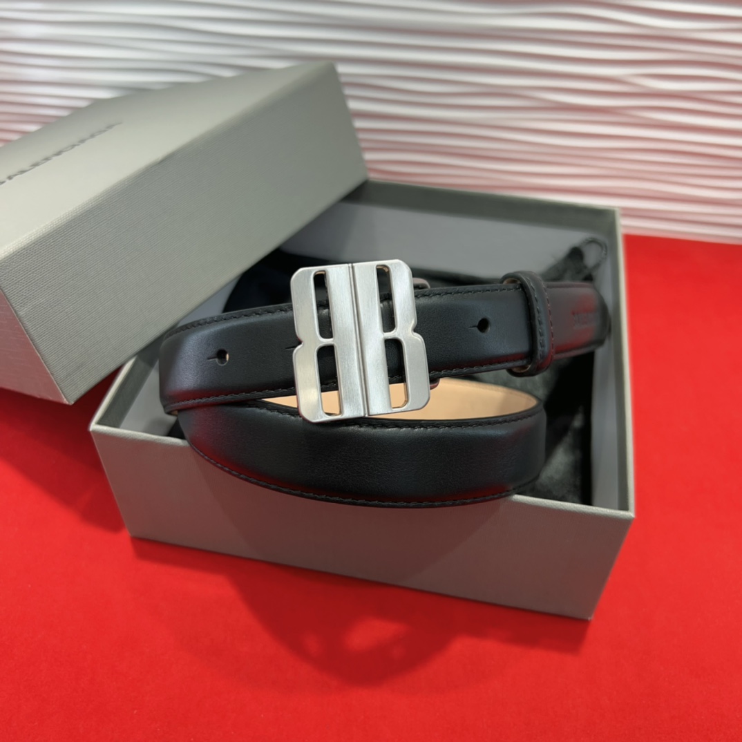 （Balenciaga）宽度2.5cm 是法国的奢侈品牌，作为时尚界最具影响力品牌之一的地位。设计师源于