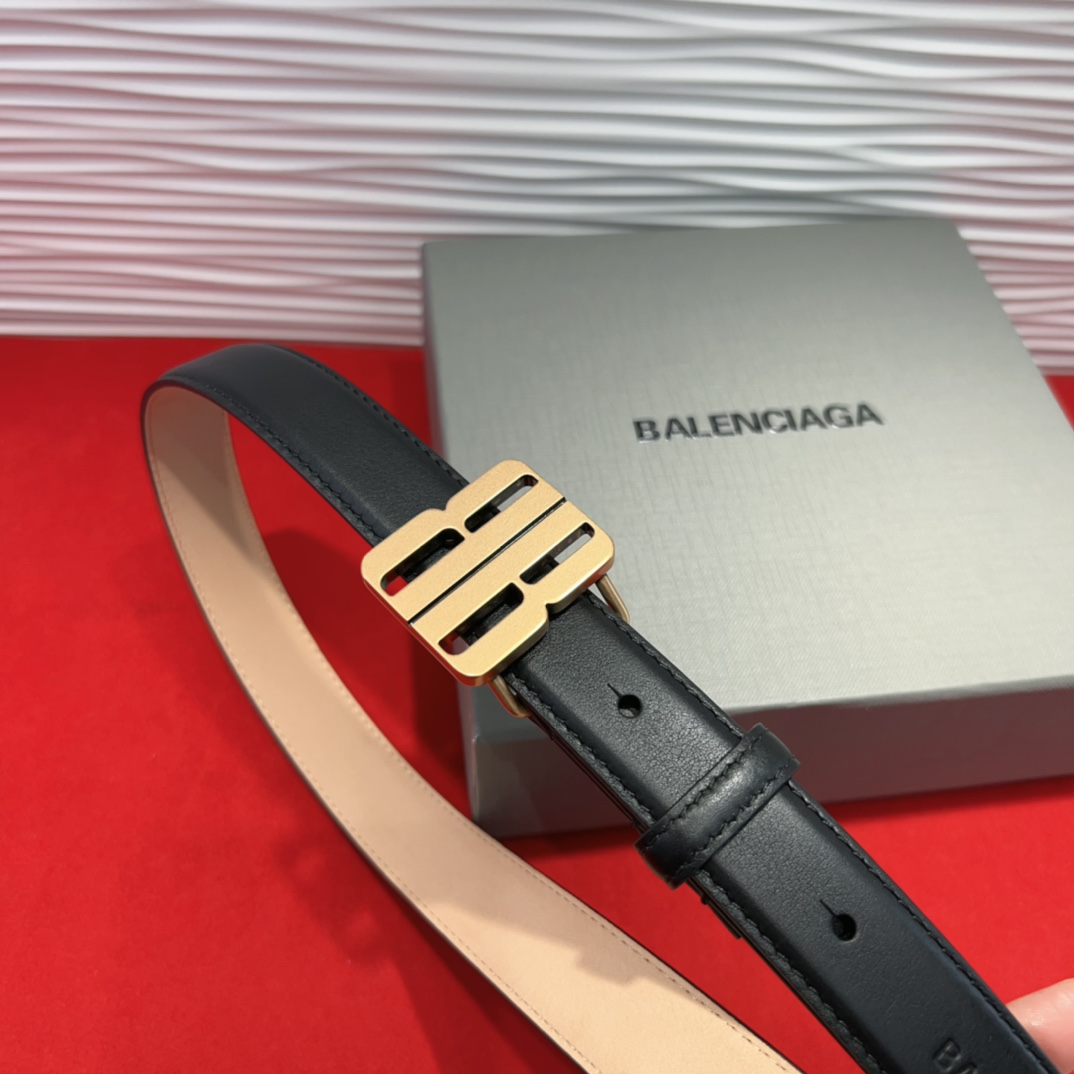 （Balenciaga）宽度2.5cm 是法国的奢侈品牌，作为时尚界最具影响力品牌之一的地位。设计师源于