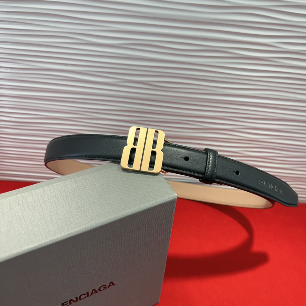 （Balenciaga）宽度2.5cm 是法国的奢侈品牌，作为时尚界最具影响力品牌之一的地位。设计师源于