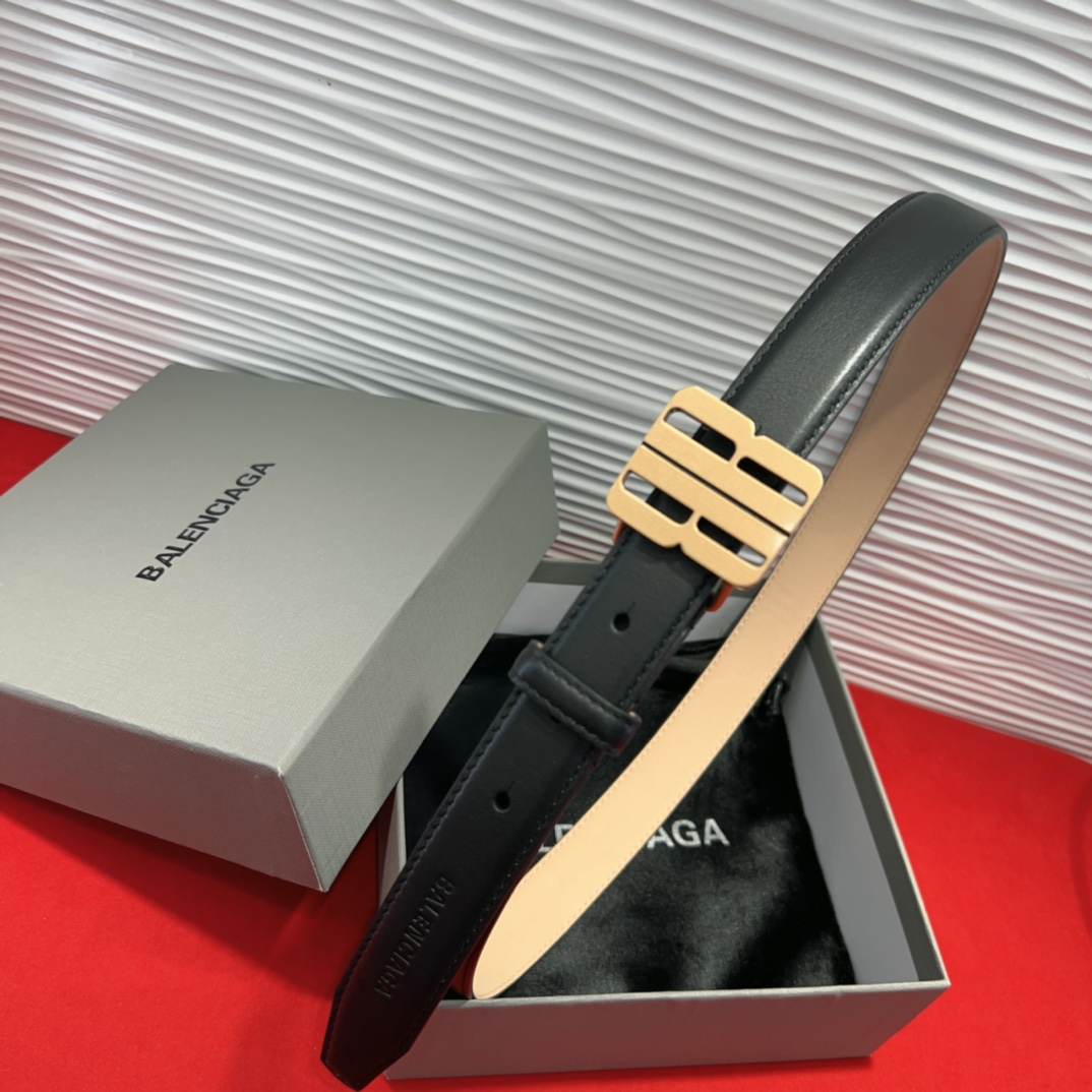 （Balenciaga）宽度2.5cm 是法国的奢侈品牌，作为时尚界最具影响力品牌之一的地位。设计师源于