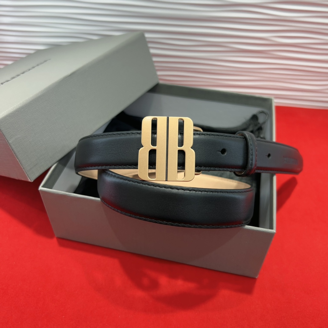 （Balenciaga）宽度2.5cm 是法国的奢侈品牌，作为时尚界最具影响力品牌之一的地位。设计师源于
