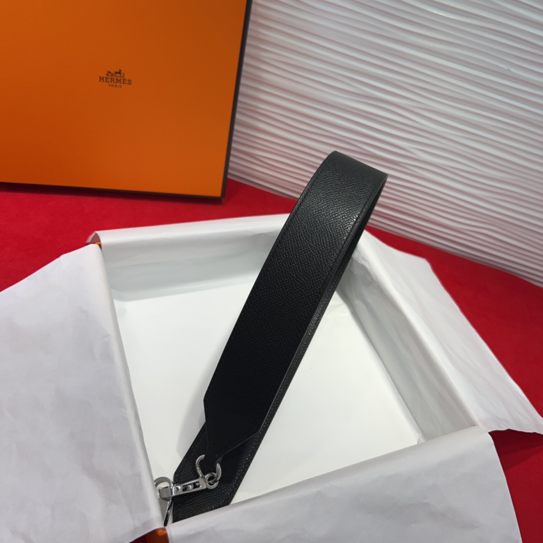  Kelly Pocket肩带 细节图
Swift和EPsom掌纹皮肩带，镀钯金属件
Kelly Poc
