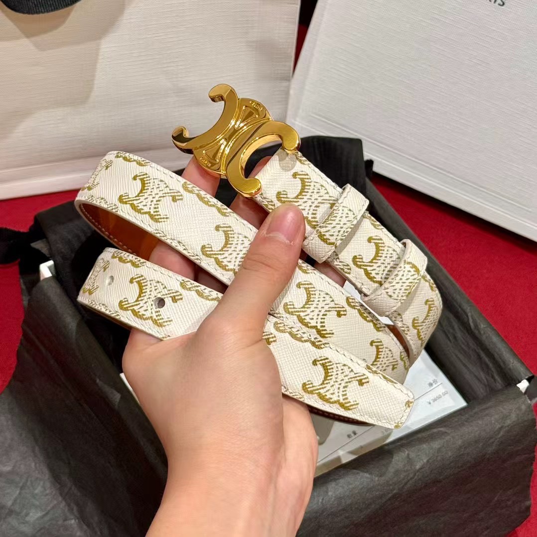  新款女士凯旋门腰带
TRIOMPHE 双面顶级小牛皮腰带
百搭时尚潮流，宽2.5cm。75一100欧