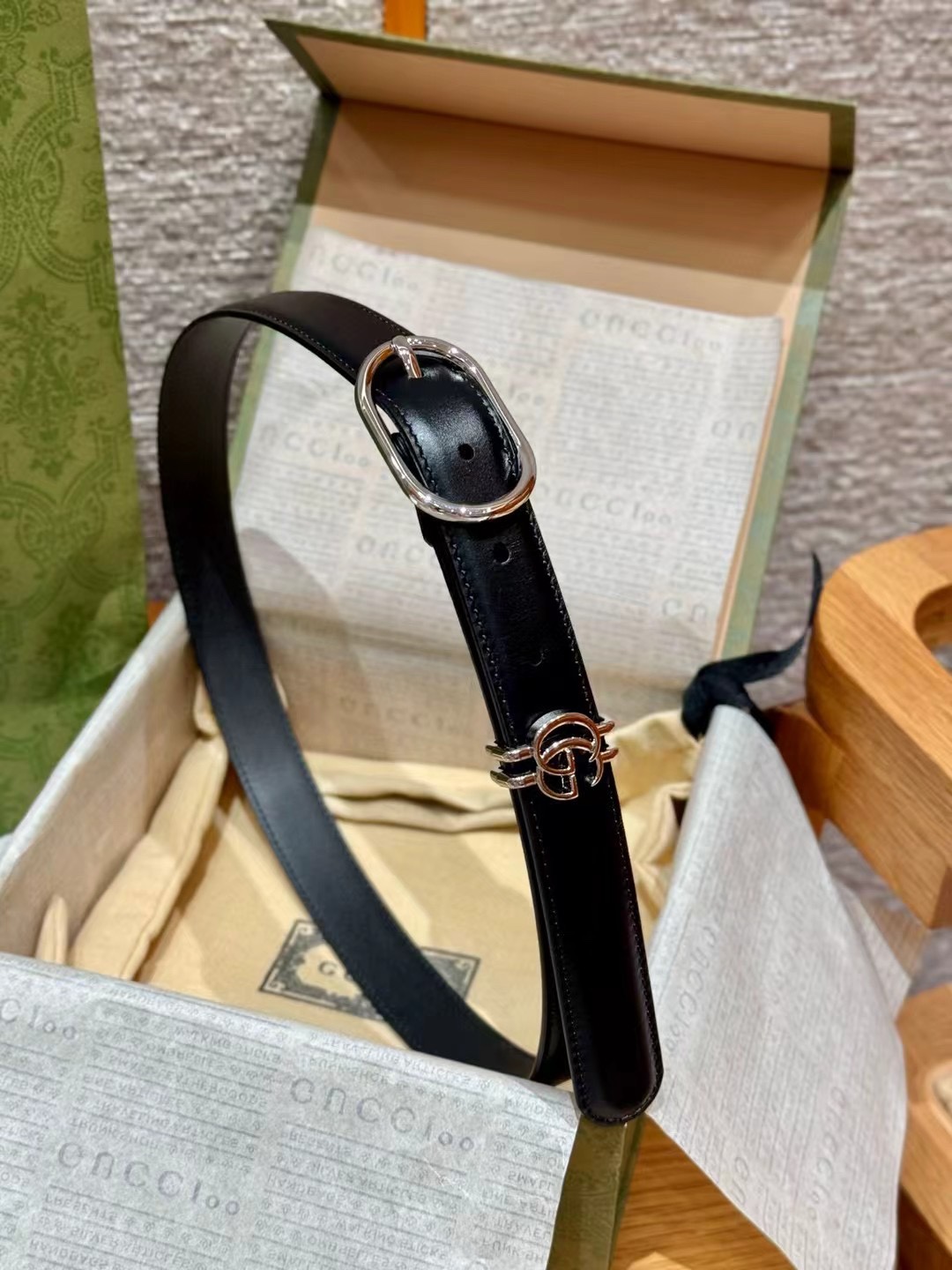 家圆形互扣式双G腰带 这款亮眼吸睛的腰带