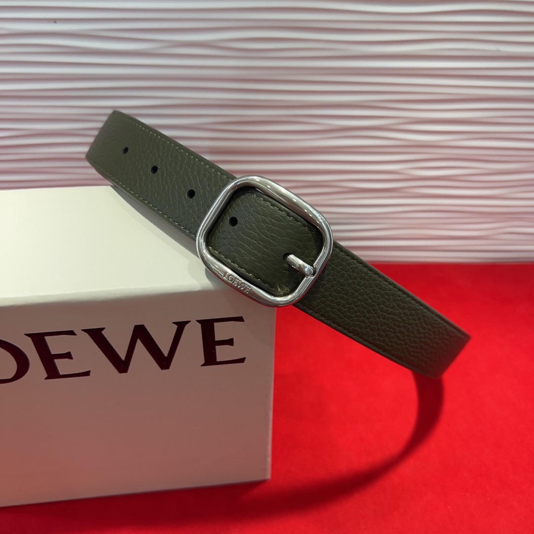 罗意威新款柔软粒面牛皮革腰带，圆形搭扣，3.2cm宽，五孔调节，镌刻LOEWE标志。75一100欧