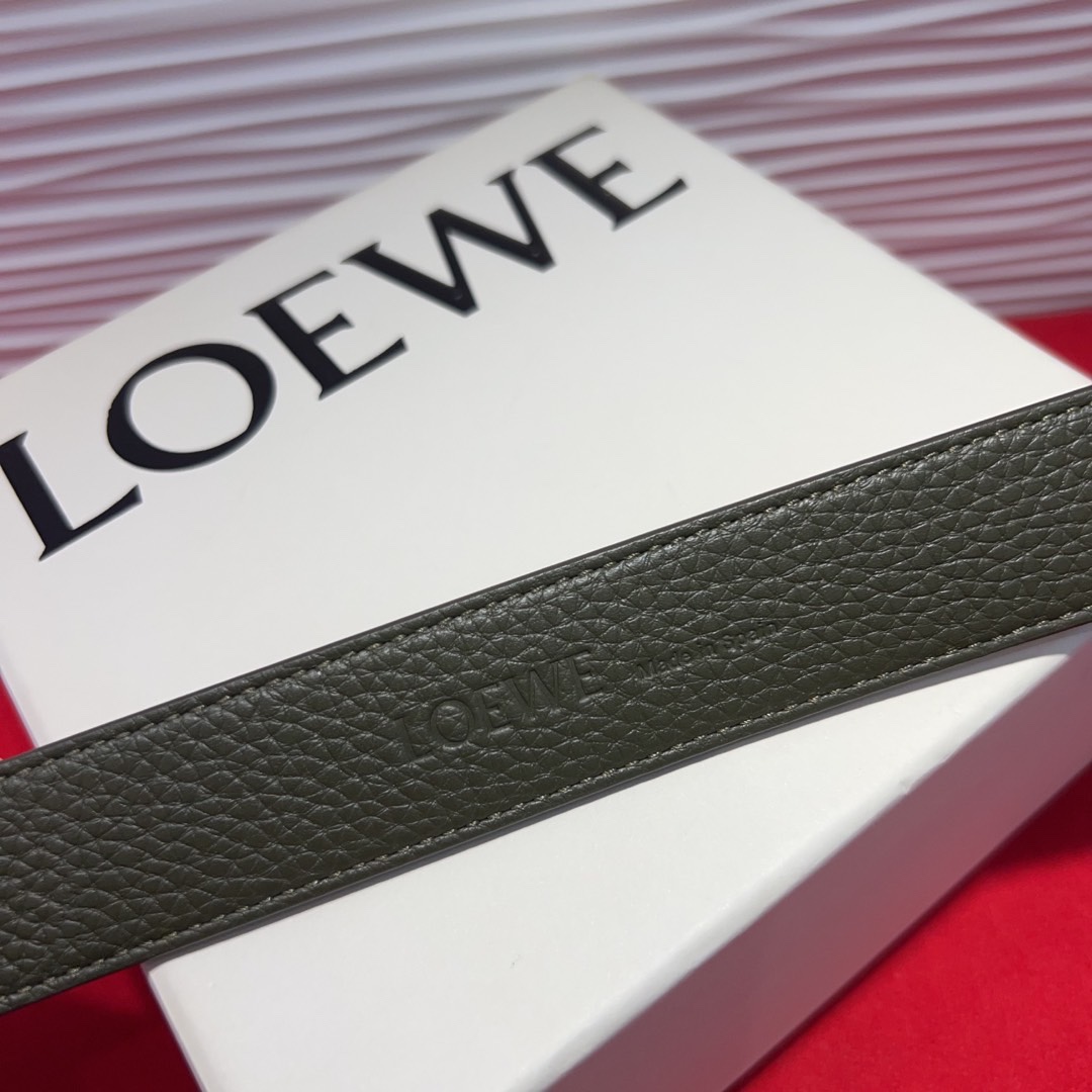 罗意威新款柔软粒面牛皮革腰带，圆形搭扣，3.2cm宽，五孔调节，镌刻LOEWE标志。75一100欧