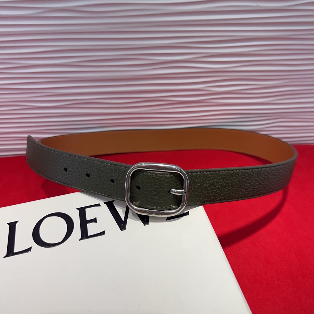 罗意威新款柔软粒面牛皮革腰带，圆形搭扣，3.2cm宽，五孔调节，镌刻LOEWE标志。75一100欧