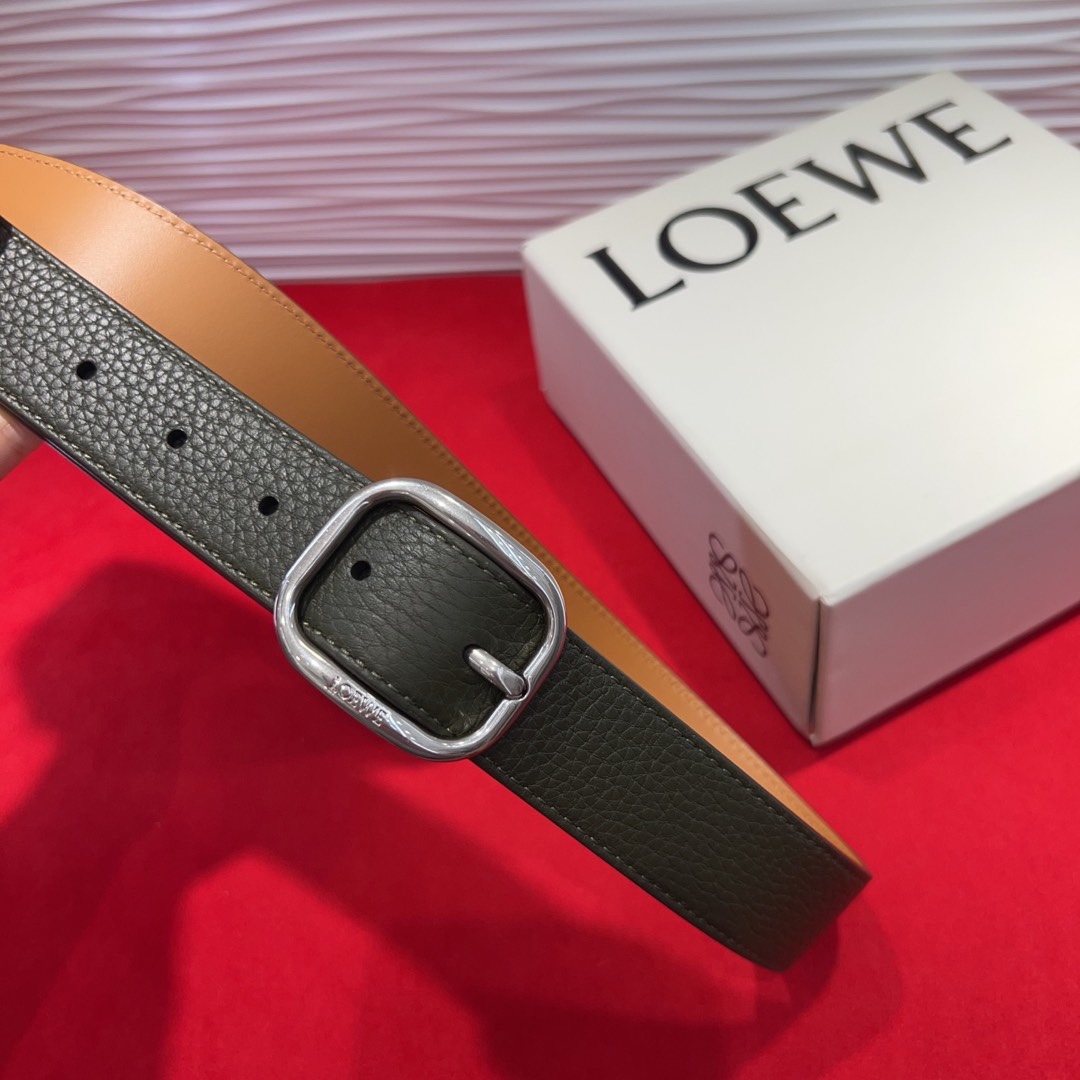 罗意威新款柔软粒面牛皮革腰带，圆形搭扣，3.2cm宽，五孔调节，镌刻LOEWE标志。75一100欧
