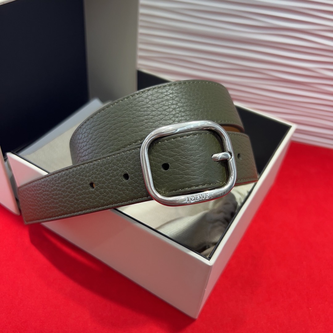 罗意威新款柔软粒面牛皮革腰带，圆形搭扣，3.2cm宽，五孔调节，镌刻LOEWE标志。75一100欧