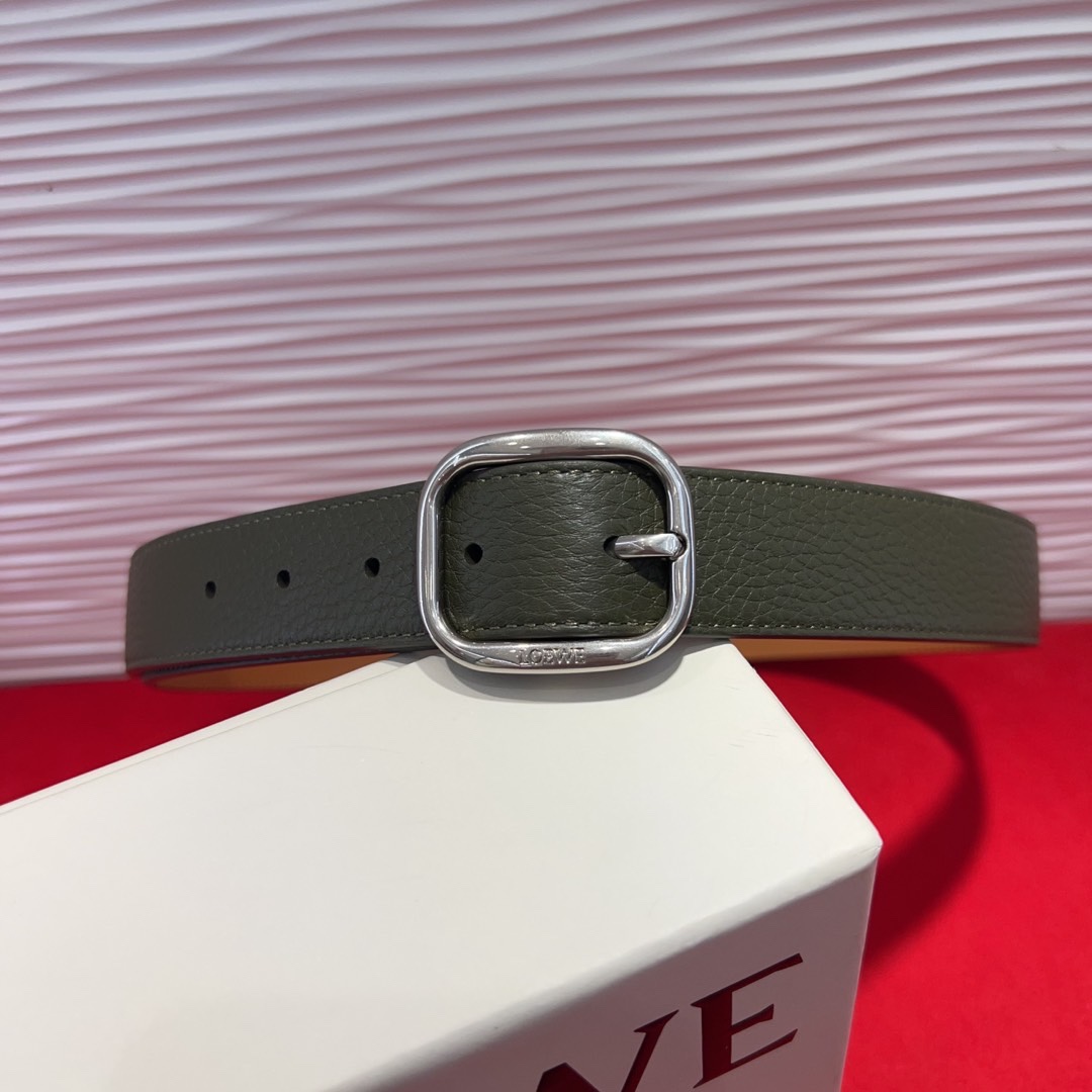 罗意威新款柔软粒面牛皮革腰带，圆形搭扣，3.2cm宽，五孔调节，镌刻LOEWE标志。75一100欧