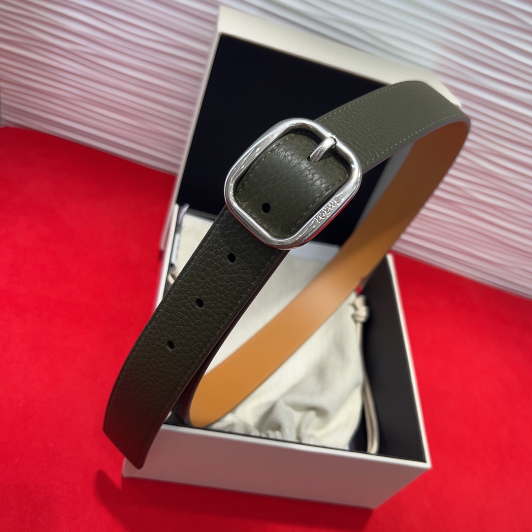 罗意威新款柔软粒面牛皮革腰带，圆形搭扣，3.2cm宽，五孔调节，镌刻LOEWE标志。75一100欧