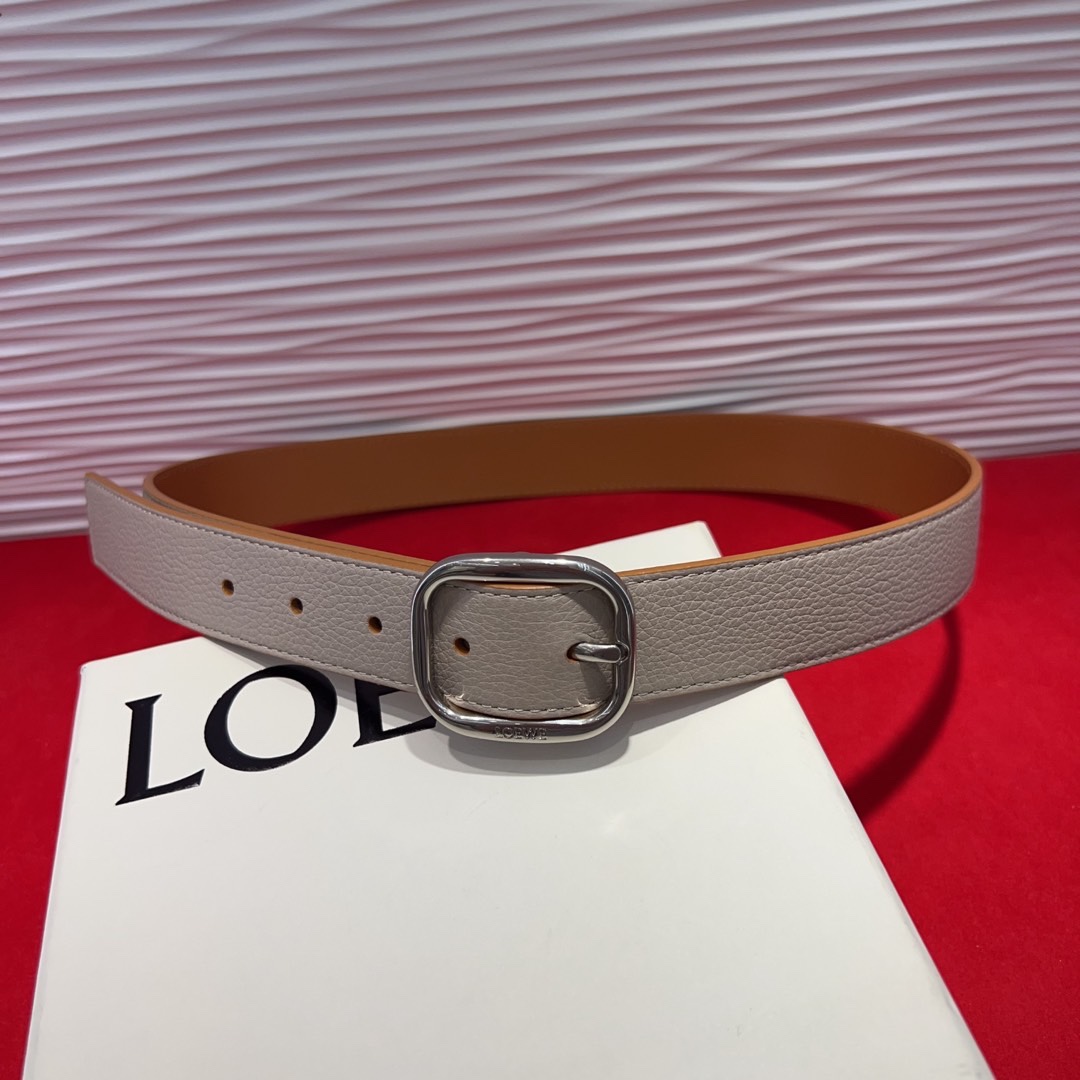 罗意威新款柔软粒面牛皮革腰带，圆形搭扣，3.2cm宽，五孔调节，镌刻LOEWE标志。75一100欧