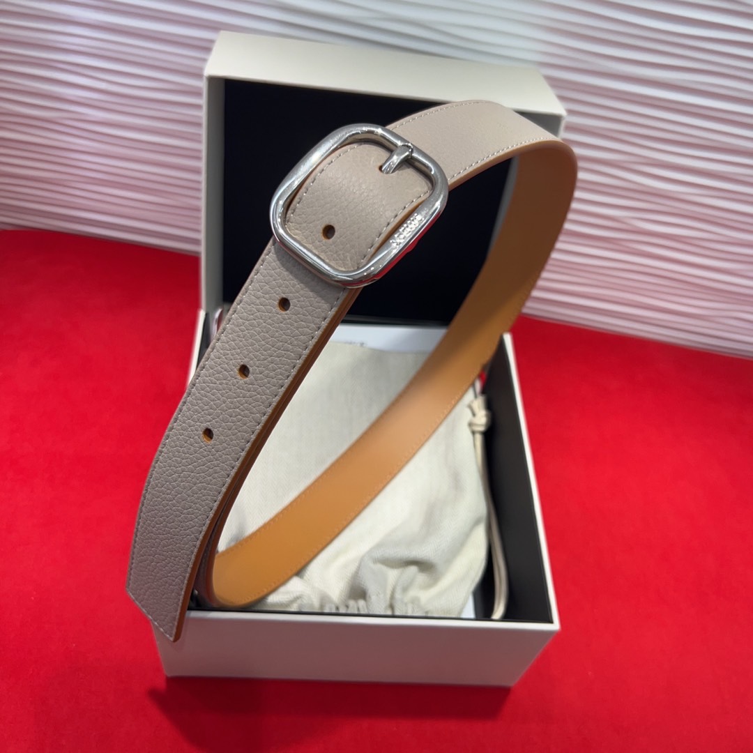 罗意威新款柔软粒面牛皮革腰带，圆形搭扣，3.2cm宽，五孔调节，镌刻LOEWE标志。75一100欧