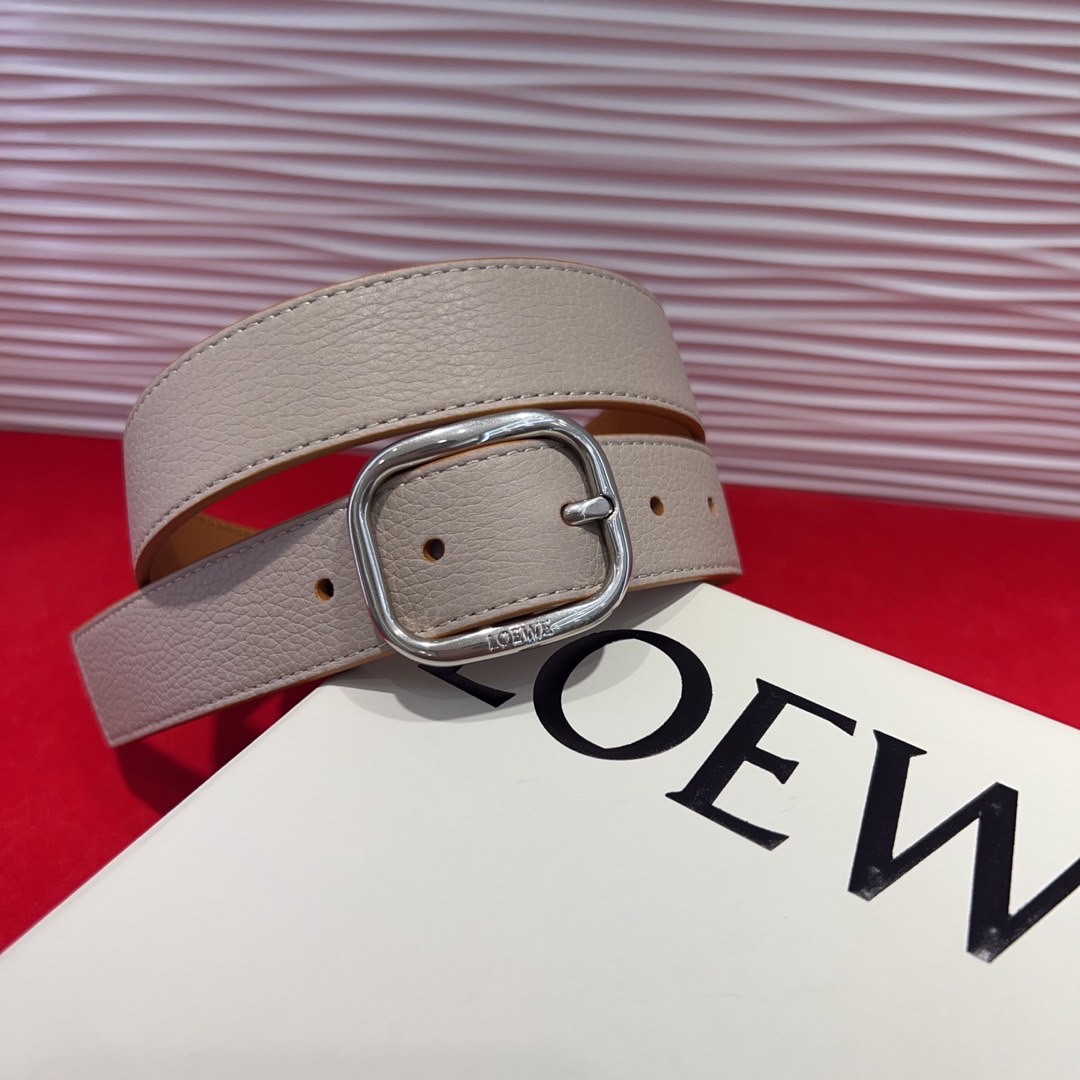 罗意威新款柔软粒面牛皮革腰带，圆形搭扣，3.2cm宽，五孔调节，镌刻LOEWE标志。75一100欧