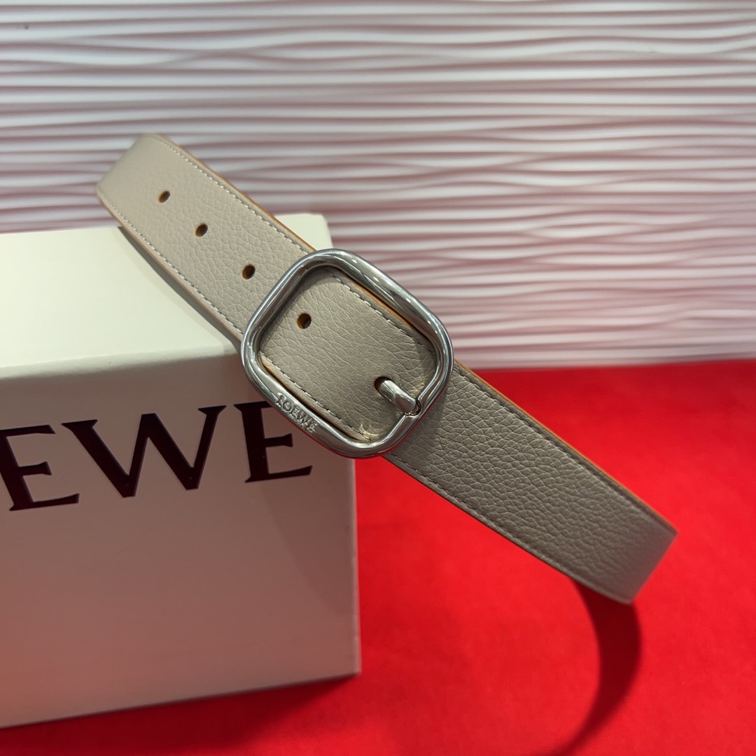 罗意威新款柔软粒面牛皮革腰带，圆形搭扣，3.2cm宽，五孔调节，镌刻LOEWE标志。75一100欧