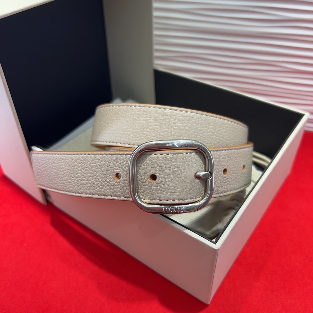 罗意威新款柔软粒面牛皮革腰带，圆形搭扣，3.2cm宽，五孔调节，镌刻LOEWE标志。75一100欧