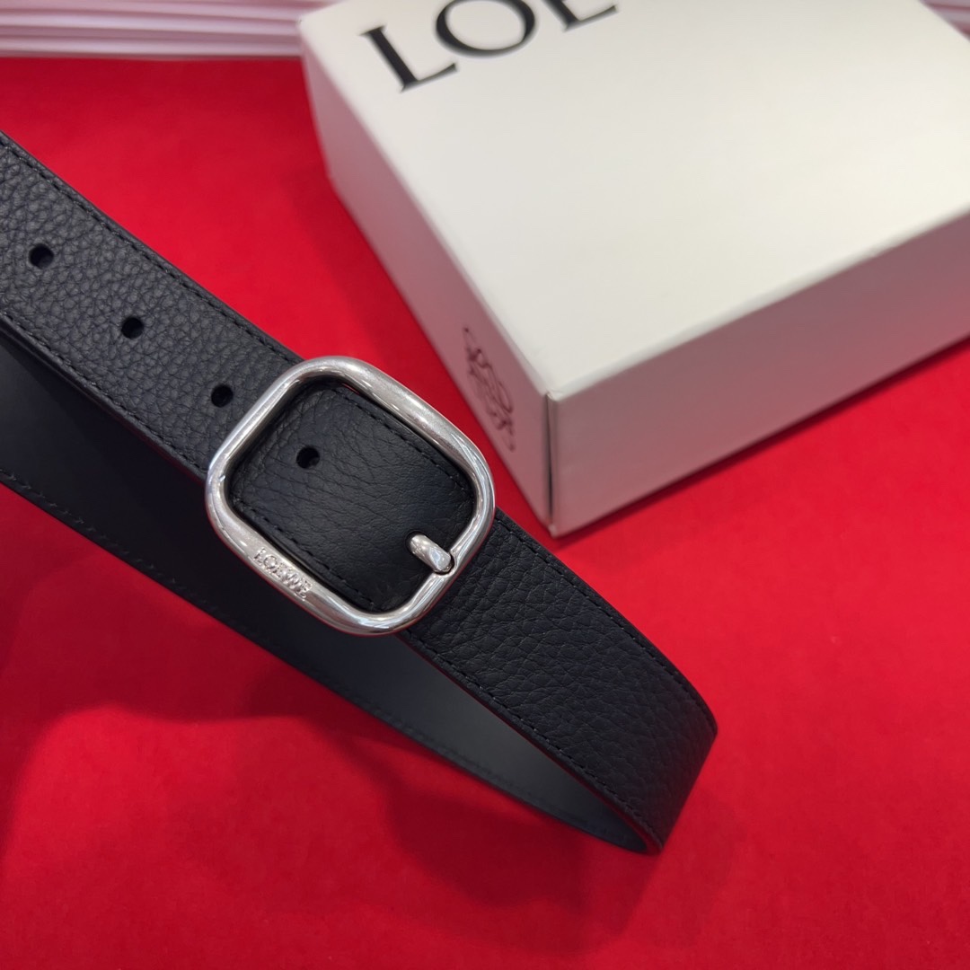 罗意威新款柔软粒面牛皮革腰带，圆形搭扣，3.2cm宽，五孔调节，镌刻LOEWE标志。75一100欧