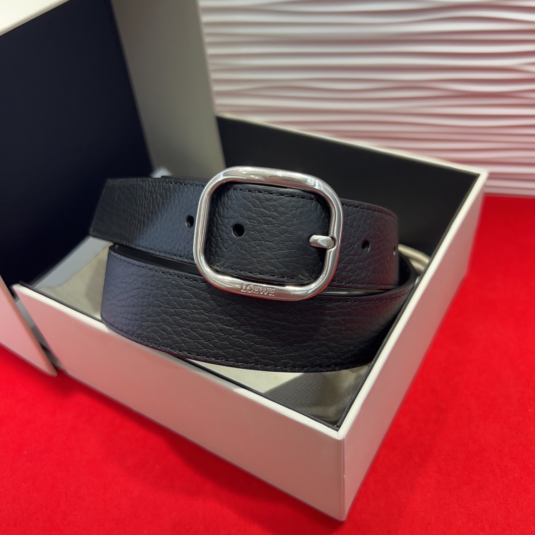 罗意威新款柔软粒面牛皮革腰带，圆形搭扣，3.2cm宽，五孔调节，镌刻LOEWE标志。75一100欧