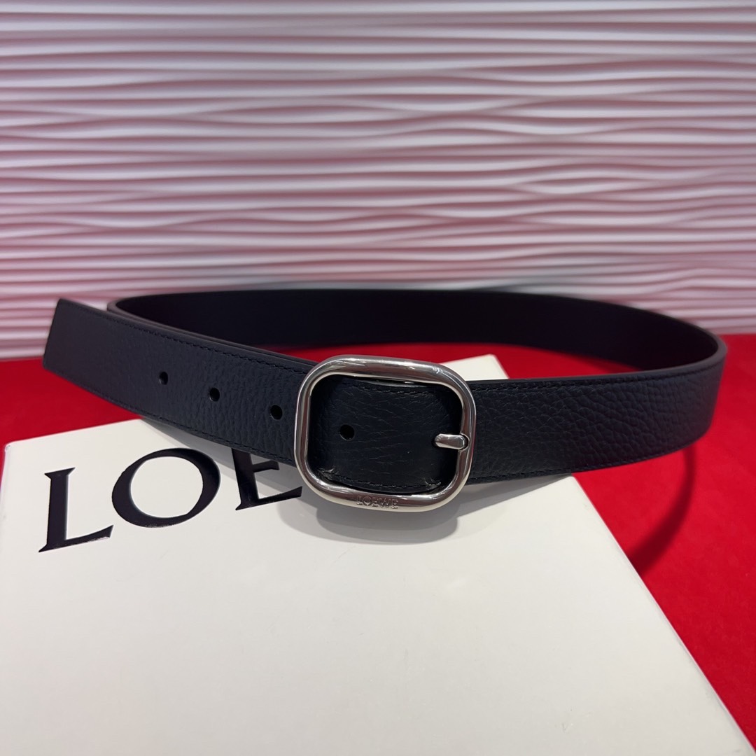 罗意威新款柔软粒面牛皮革腰带，圆形搭扣，3.2cm宽，五孔调节，镌刻LOEWE标志。75一100欧
