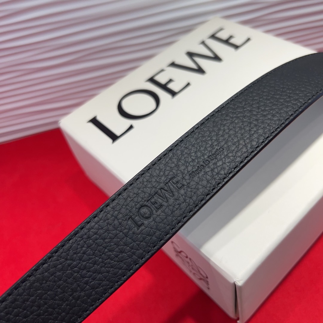 罗意威新款柔软粒面牛皮革腰带，圆形搭扣，3.2cm宽，五孔调节，镌刻LOEWE标志。75一100欧