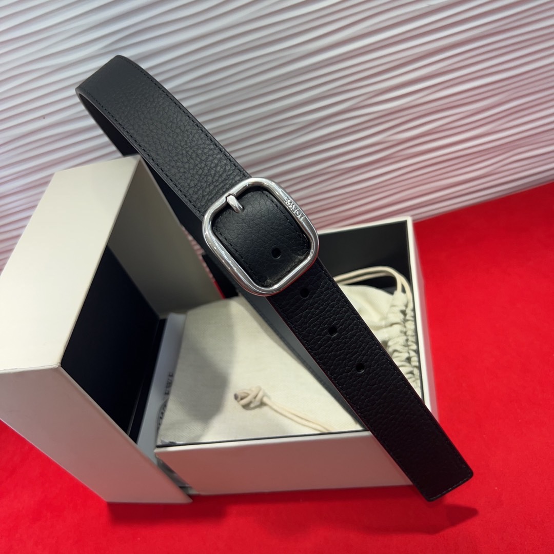 罗意威新款柔软粒面牛皮革腰带，圆形搭扣，3.2cm宽，五孔调节，镌刻LOEWE标志。75一100欧