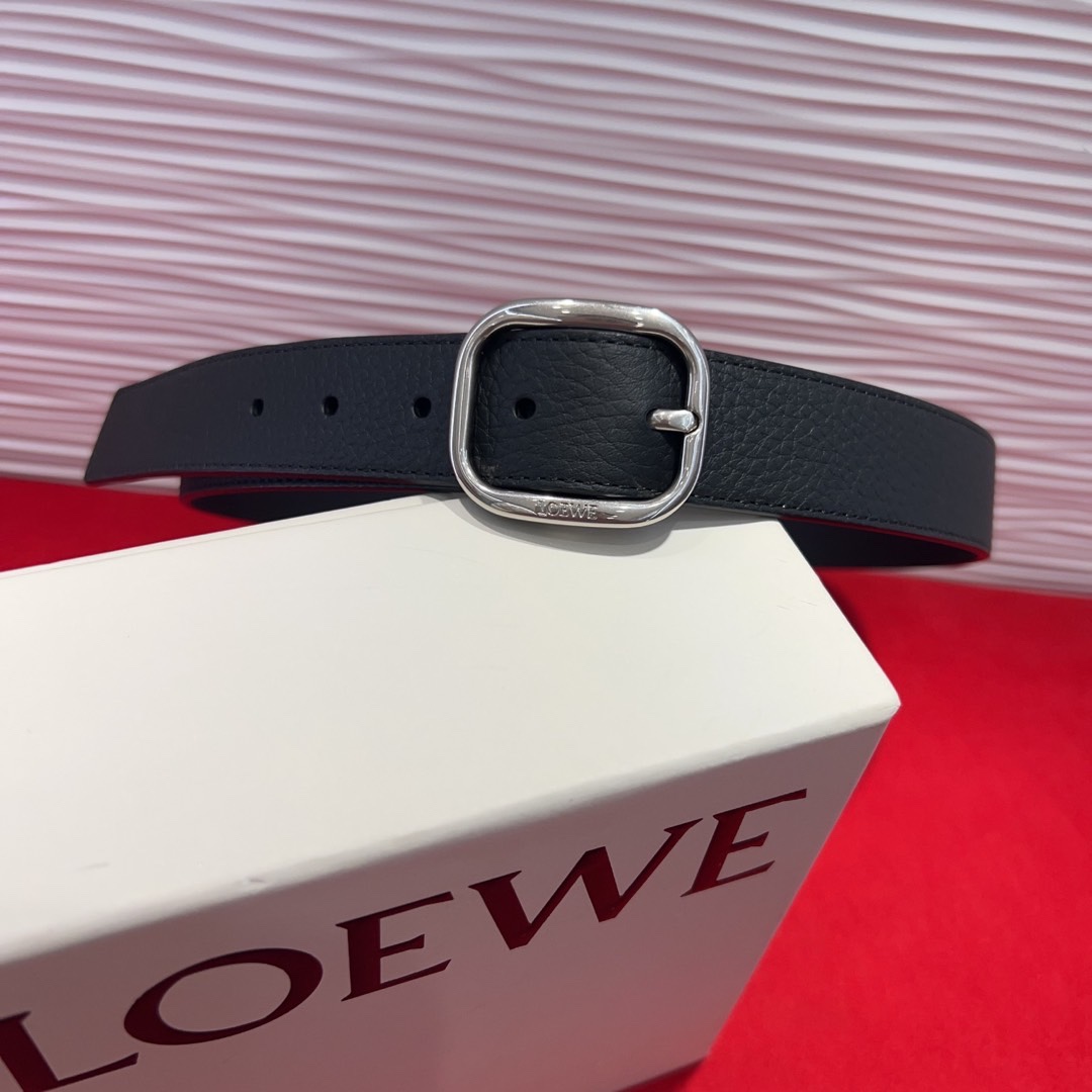 罗意威新款柔软粒面牛皮革腰带，圆形搭扣，3.2cm宽，五孔调节，镌刻LOEWE标志。75一100欧