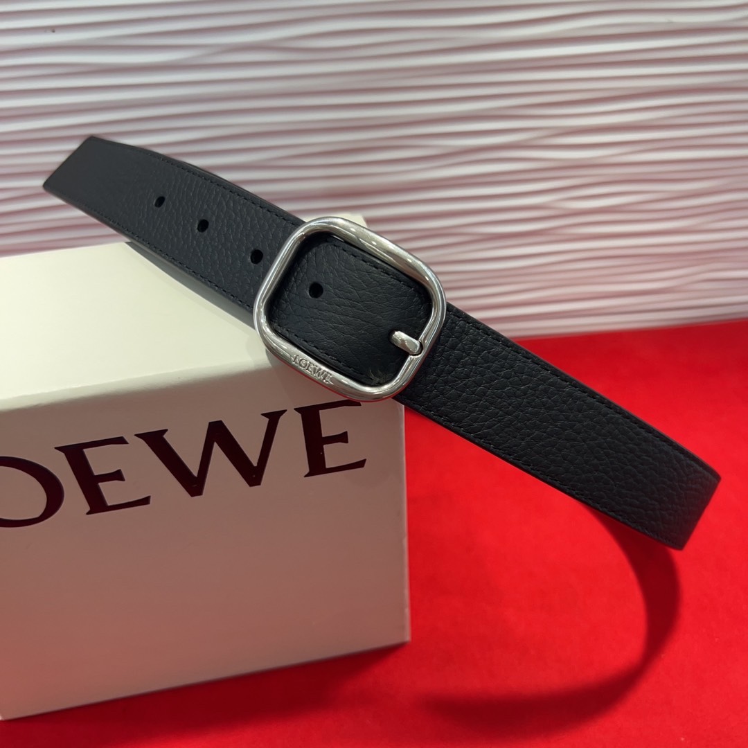 罗意威新款柔软粒面牛皮革腰带，圆形搭扣，3.2cm宽，五孔调节，镌刻LOEWE标志。75一100欧