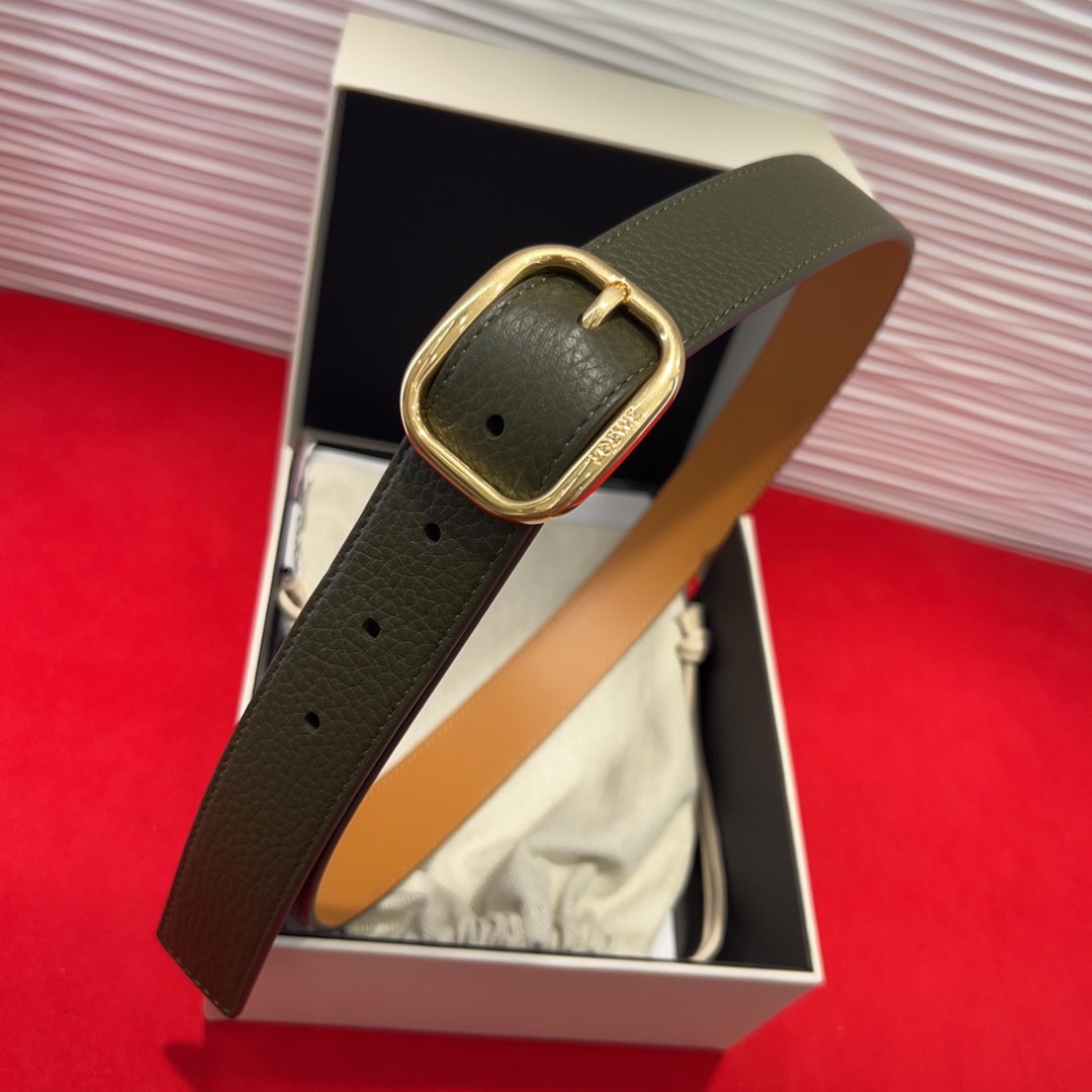 罗意威新款柔软粒面牛皮革腰带，圆形搭扣，3.2cm宽，五孔调节，镌刻LOEWE标志。75一100欧