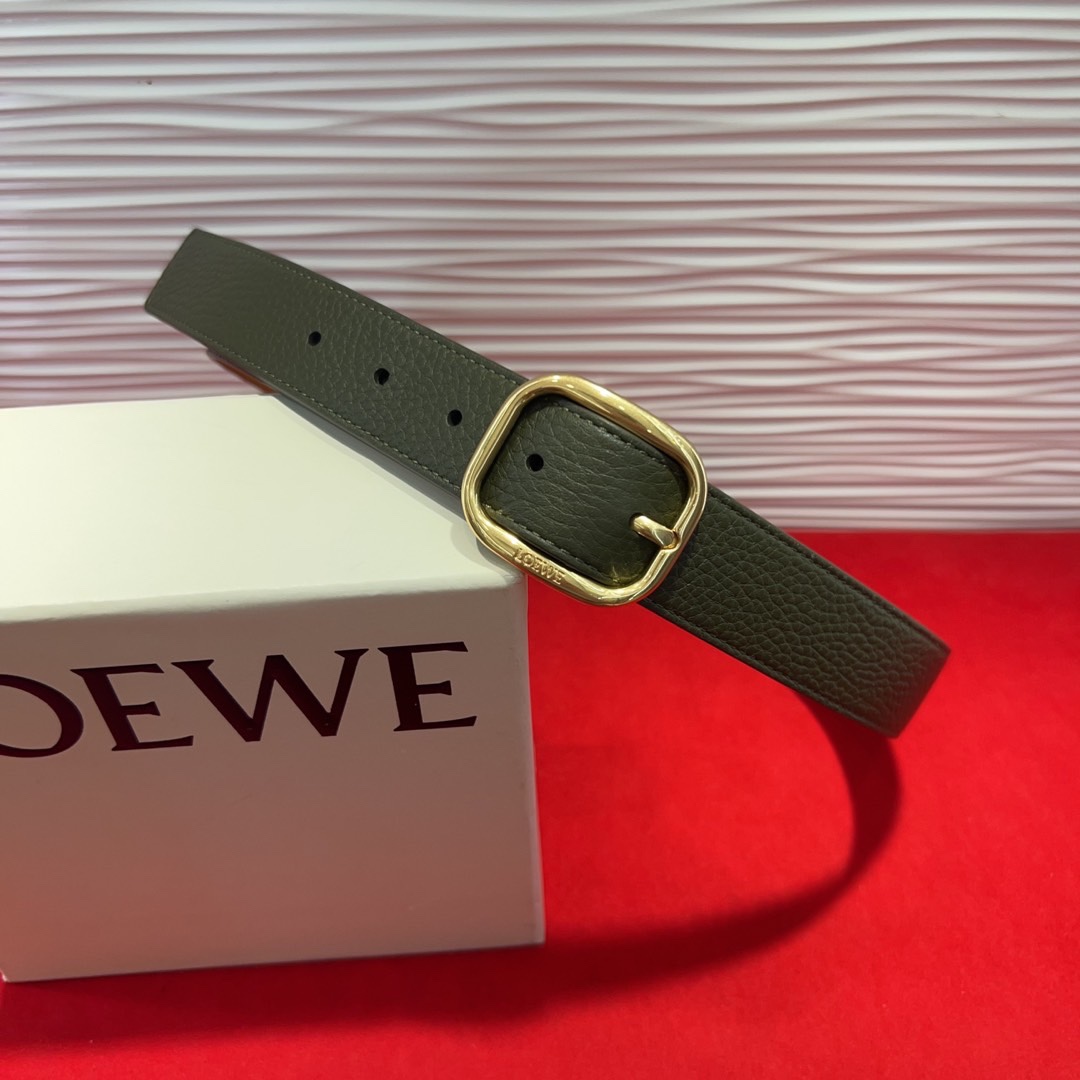 罗意威新款柔软粒面牛皮革腰带，圆形搭扣，3.2cm宽，五孔调节，镌刻LOEWE标志。75一100欧