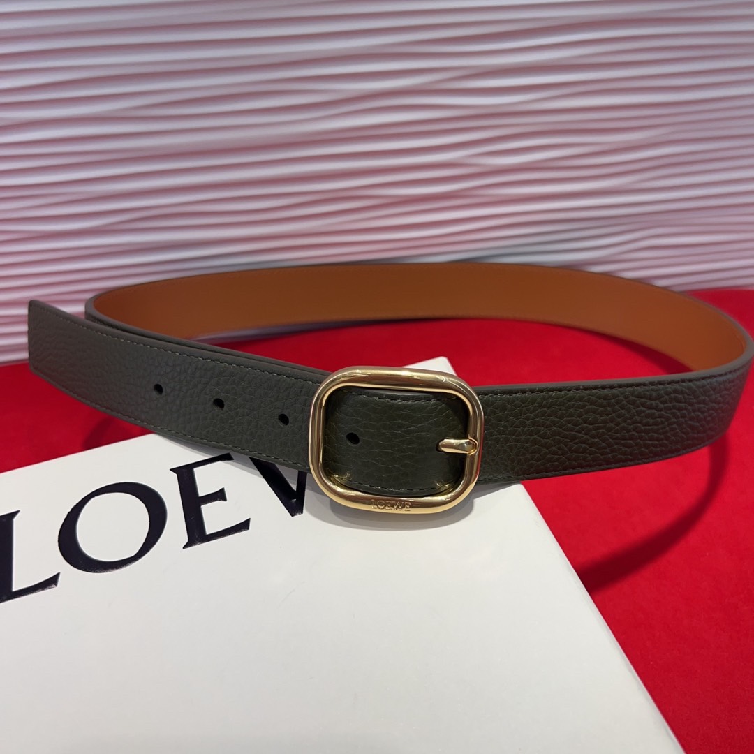 罗意威新款柔软粒面牛皮革腰带，圆形搭扣，3.2cm宽，五孔调节，镌刻LOEWE标志。75一100欧