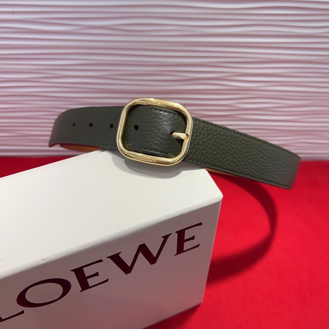 罗意威新款柔软粒面牛皮革腰带，圆形搭扣，3.2cm宽，五孔调节，镌刻LOEWE标志。75一100欧