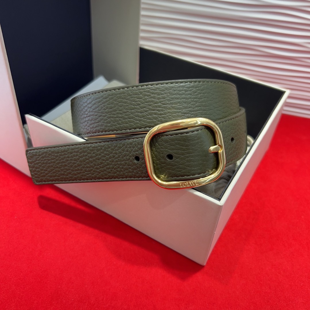 罗意威新款柔软粒面牛皮革腰带，圆形搭扣，3.2cm宽，五孔调节，镌刻LOEWE标志。75一100欧