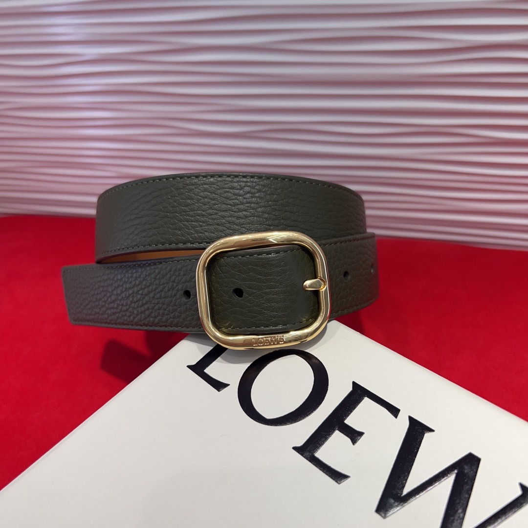 罗意威新款柔软粒面牛皮革腰带，圆形搭扣，3.2cm宽，五孔调节，镌刻LOEWE标志。75一100欧