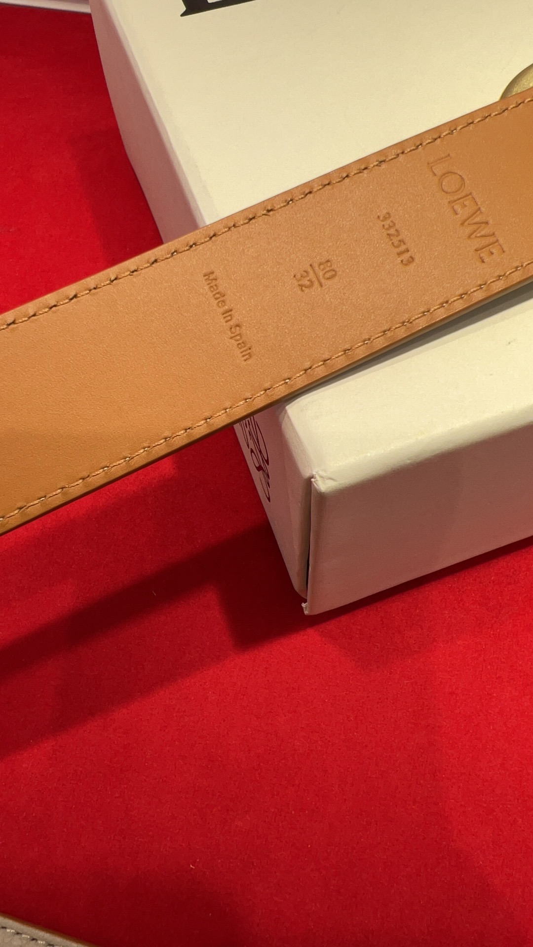 罗意威新款柔软粒面牛皮革腰带，圆形搭扣，3.2cm宽，五孔调节，镌刻LOEWE标志。75一100欧