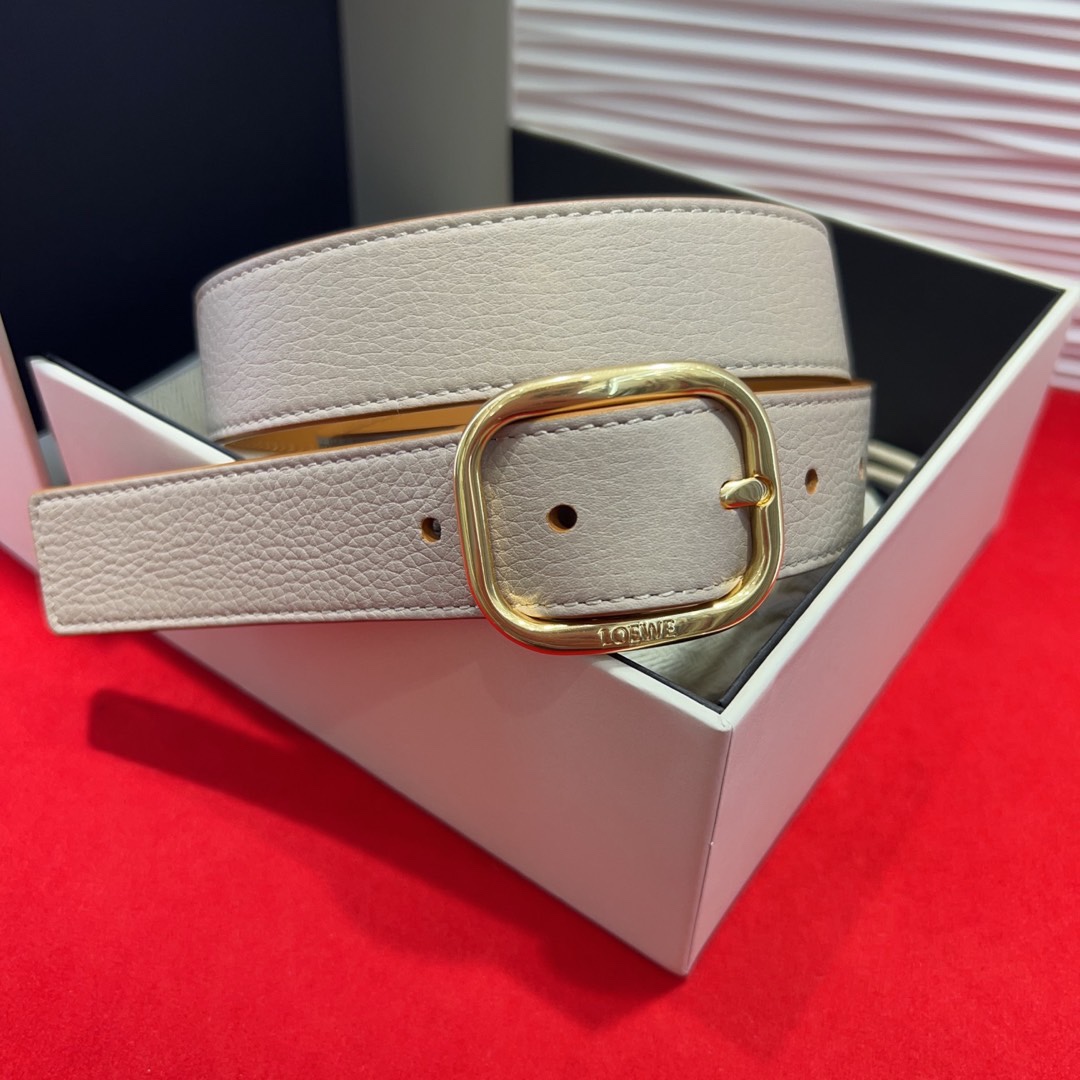 罗意威新款柔软粒面牛皮革腰带，圆形搭扣，3.2cm宽，五孔调节，镌刻LOEWE标志。75一100欧