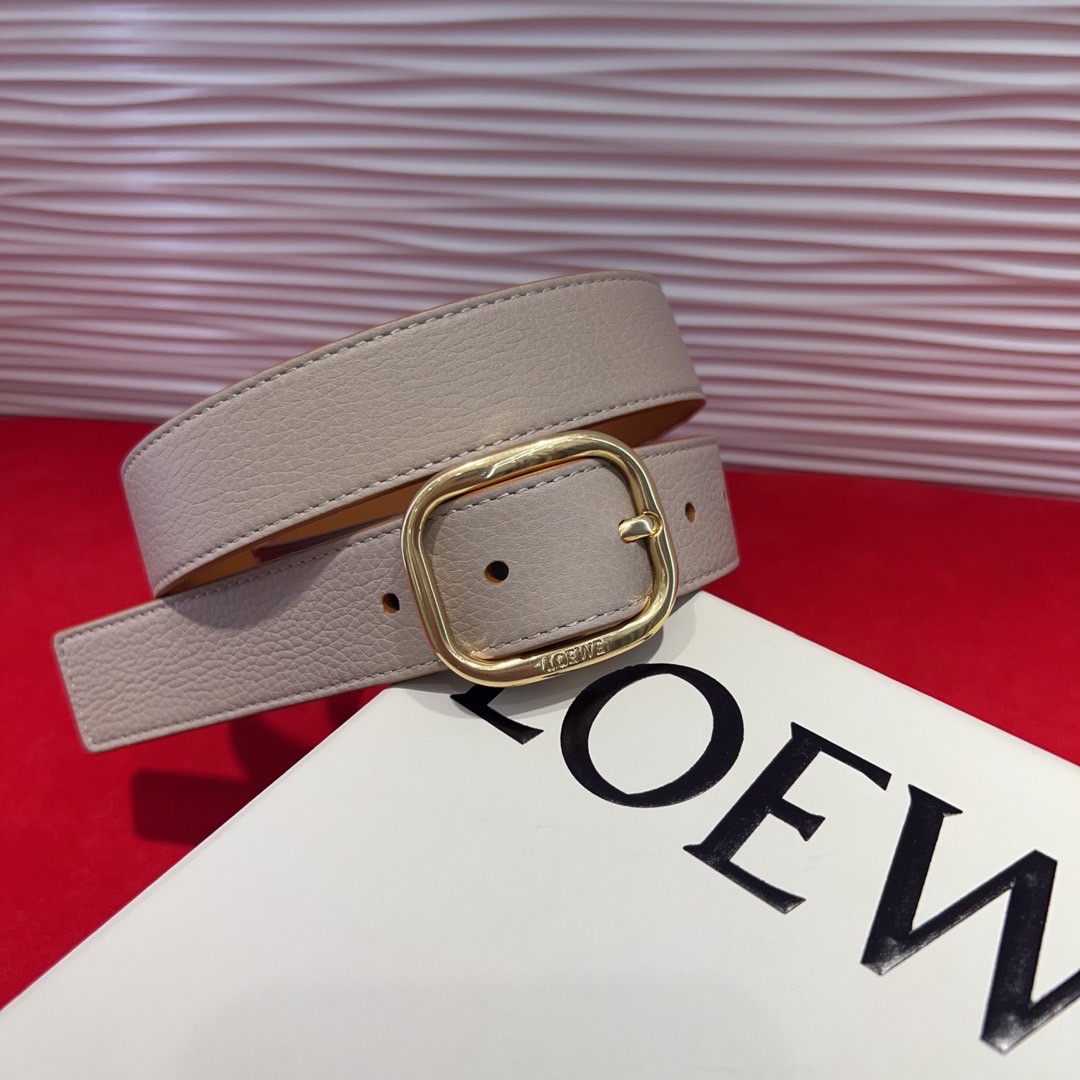 罗意威新款柔软粒面牛皮革腰带，圆形搭扣，3.2cm宽，五孔调节，镌刻LOEWE标志。75一100欧