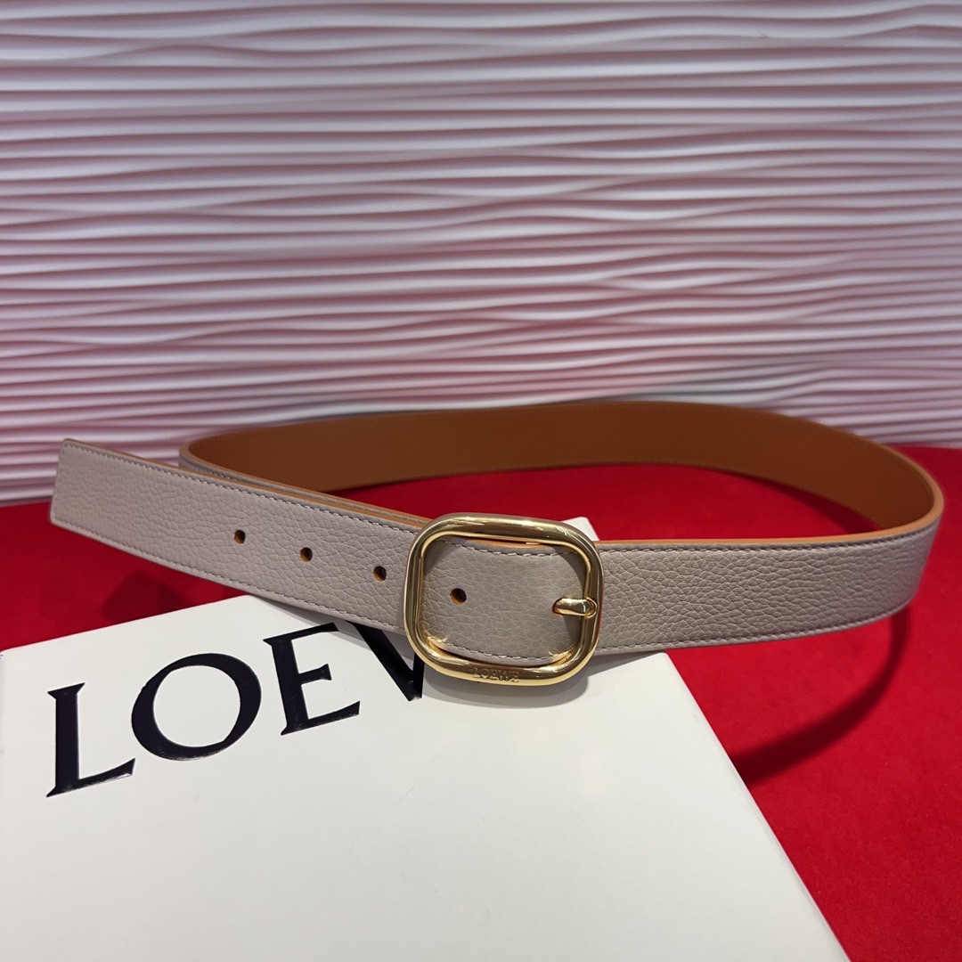 罗意威新款柔软粒面牛皮革腰带，圆形搭扣，3.2cm宽，五孔调节，镌刻LOEWE标志。75一100欧