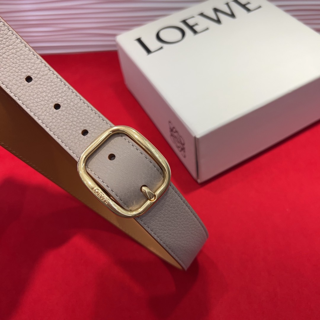 罗意威新款柔软粒面牛皮革腰带，圆形搭扣，3.2cm宽，五孔调节，镌刻LOEWE标志。75一100欧