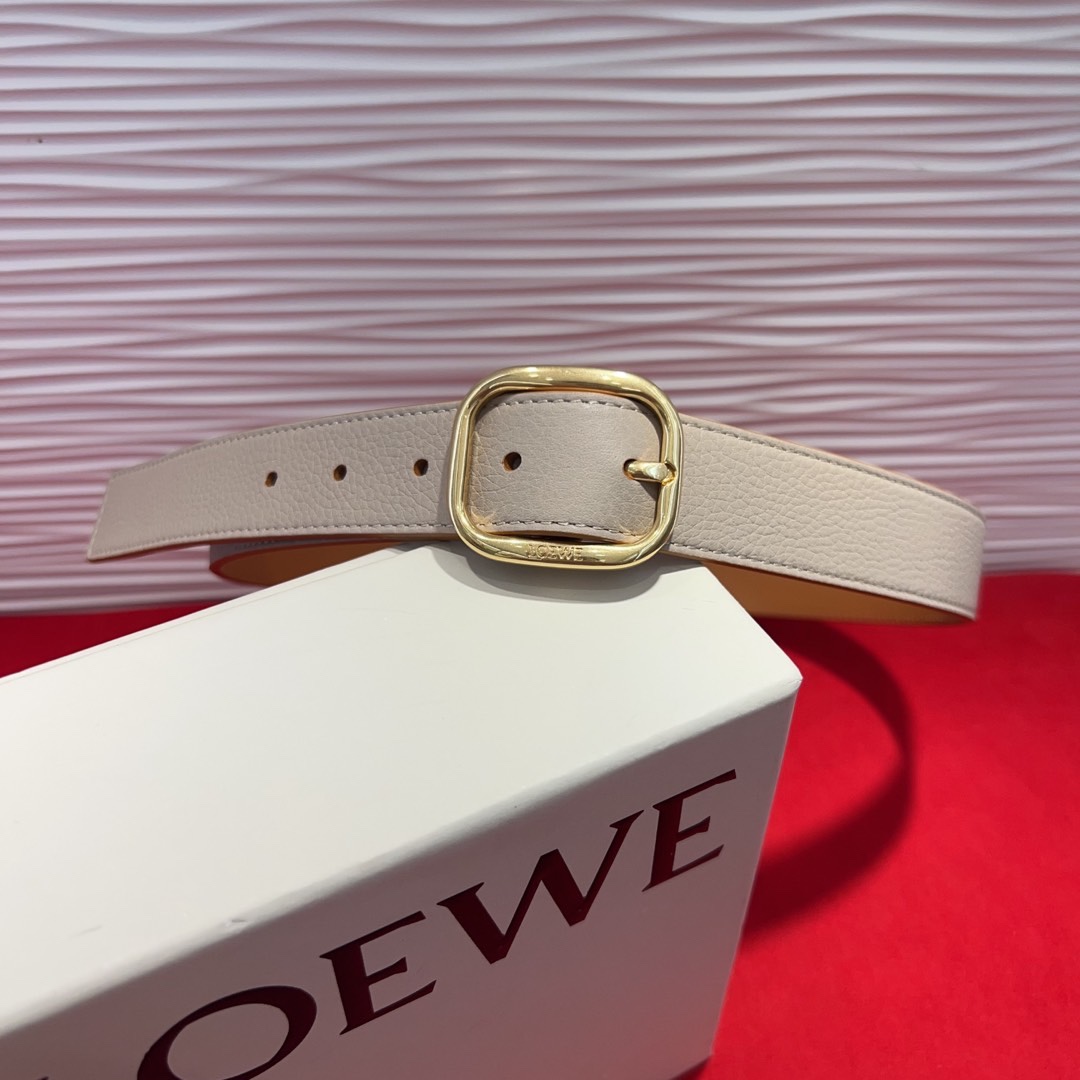 罗意威新款柔软粒面牛皮革腰带，圆形搭扣，3.2cm宽，五孔调节，镌刻LOEWE标志。75一100欧