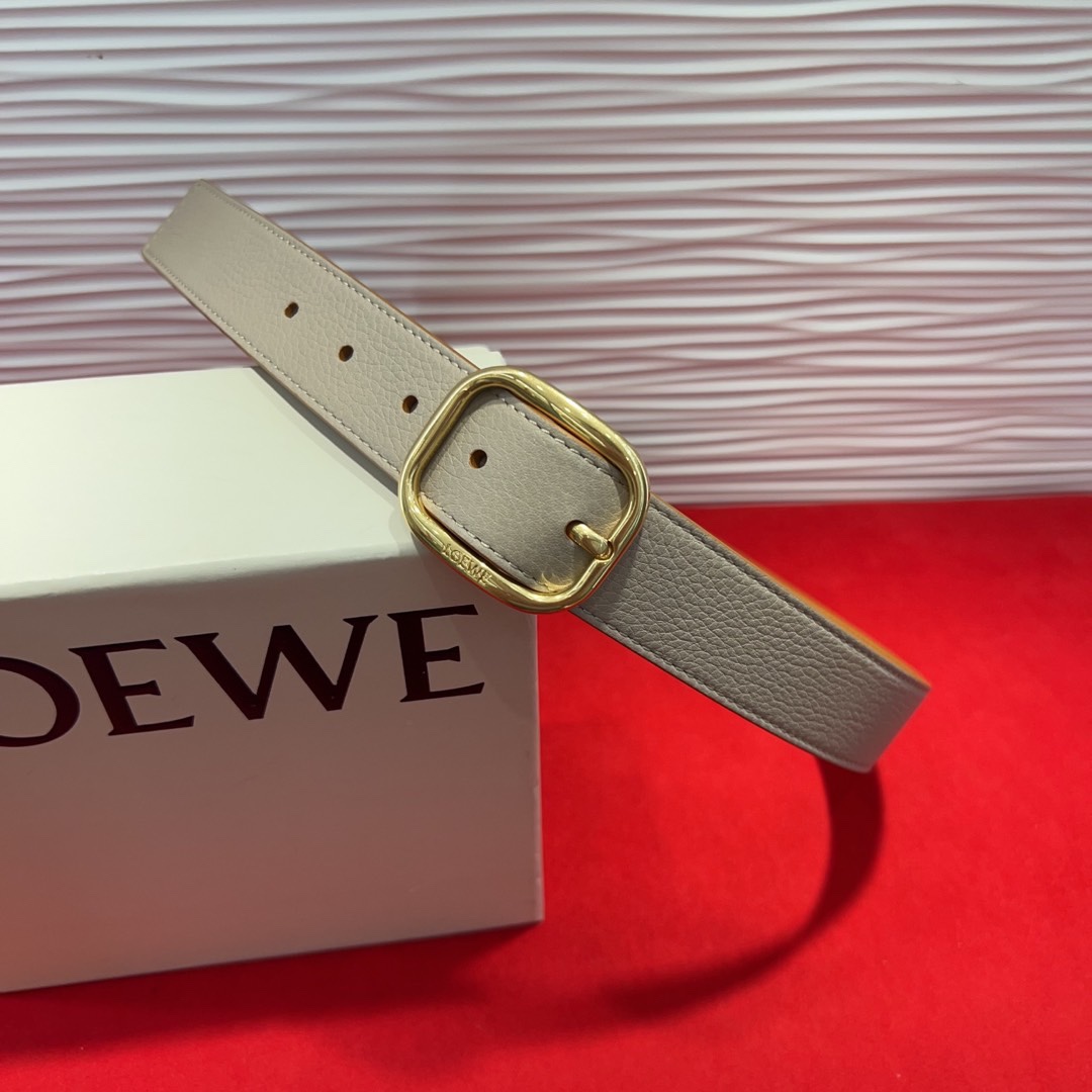 罗意威新款柔软粒面牛皮革腰带，圆形搭扣，3.2cm宽，五孔调节，镌刻LOEWE标志。75一100欧