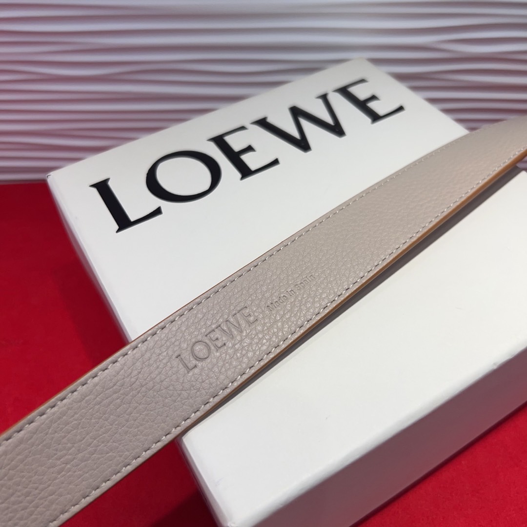 罗意威新款柔软粒面牛皮革腰带，圆形搭扣，3.2cm宽，五孔调节，镌刻LOEWE标志。75一100欧