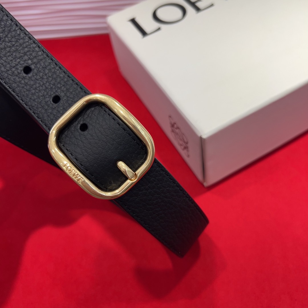 罗意威新款柔软粒面牛皮革腰带，圆形搭扣，3.2cm宽，五孔调节，镌刻LOEWE标志。75一100欧