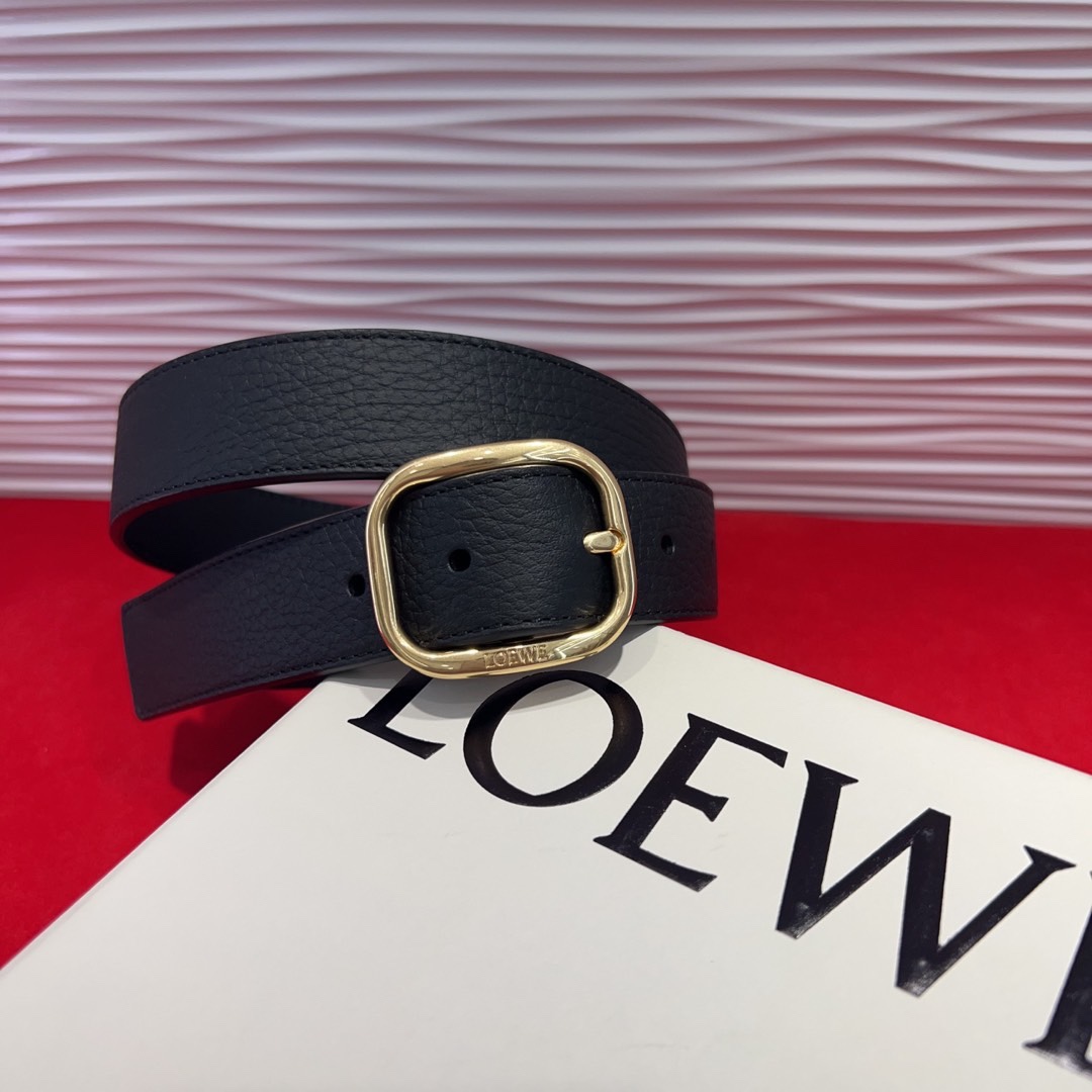 罗意威新款柔软粒面牛皮革腰带，圆形搭扣，3.2cm宽，五孔调节，镌刻LOEWE标志。75一100欧