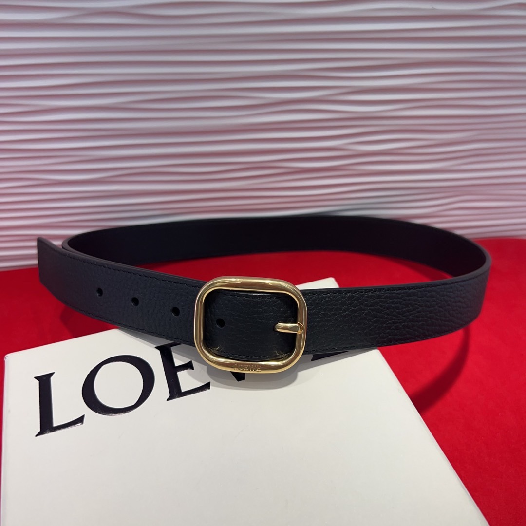罗意威新款柔软粒面牛皮革腰带，圆形搭扣，3.2cm宽，五孔调节，镌刻LOEWE标志。75一100欧