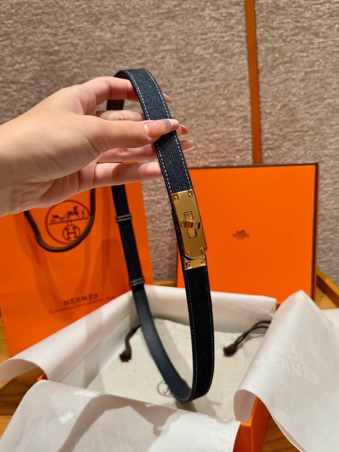 H家新款凯莉腰带Hunter牛皮腰带，搭配镀钯kelly皮带扣，借助巧妙的可调节设计，可以将腰带系于腰间